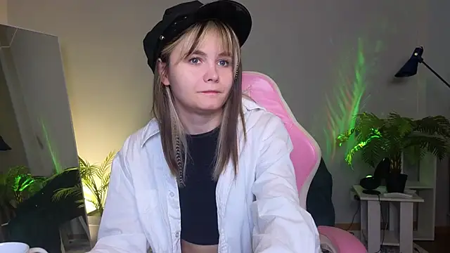 Snapshot of CiriRianonn chatting on September 2025 04:29:01 AM CiriRianonn online show from September 2025 04:29:01 AM