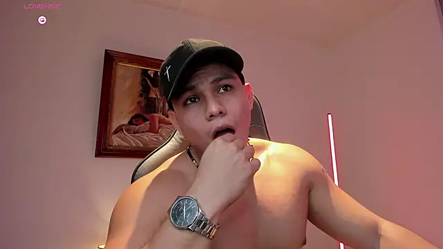 Snapshot of RoyConstance chatting on July 2026 04:22:01 PM RoyConstance online show from July 2026 04:22:01 PM