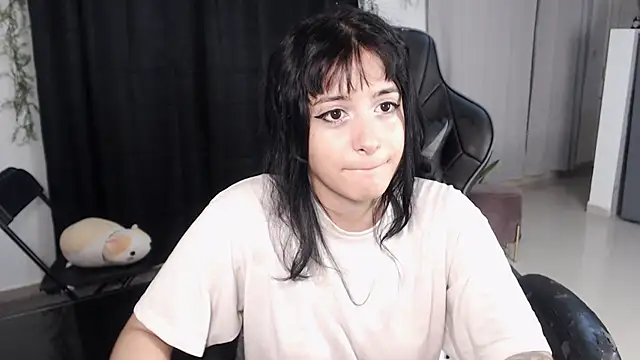 Snapshot of liz-beths chatting on February 2026 02:21:02 AM liz-beths online show from February 2026 02:21:02 AM