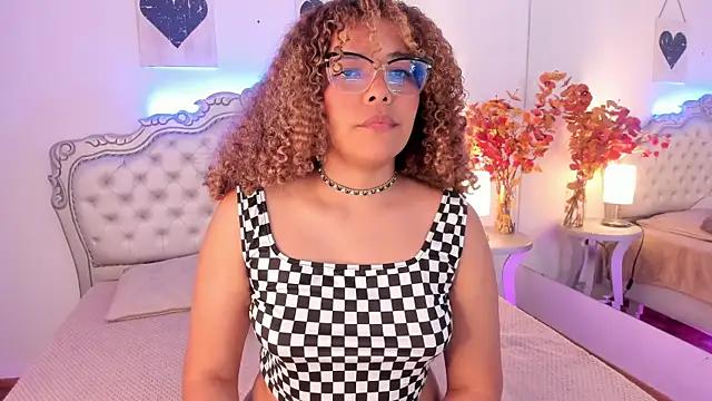 NiaColusi online show from October 2025 03:38:02 AM