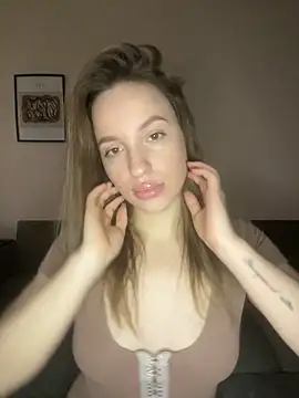 Snapshot of EdnaBradley chatting on November 2025 12:38:01 PM EdnaBradley online show from November 2025 12:38:01 PM