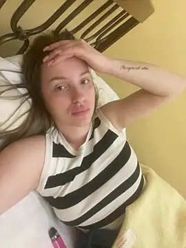 Snapshot of EdnaBradley chatting on February 2026 11:56:01 PM EdnaBradley online show from February 2026 11:56:01 PM