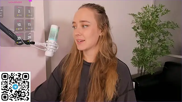 Snapshot of AngelPaull chatting on March 2025 02:43:02 AM AngelPaull online show from March 2025 02:43:02 AM