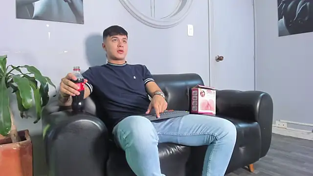 Cristopher strong online show from March 2025 12:46:01 PM