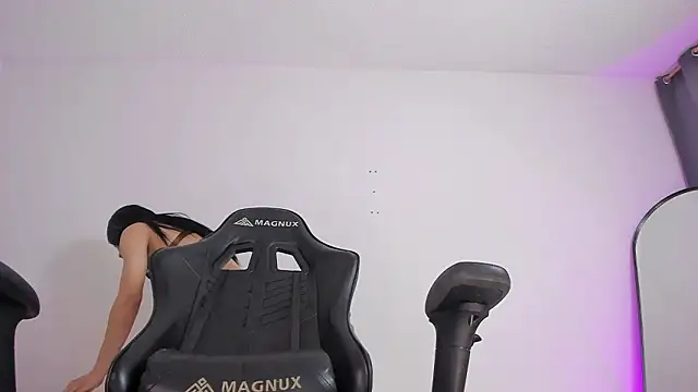 Snapshot of selena_robertss_ chatting on March 2026 01:01:02 AM selena robertss online show from March 2026 01:01:02 AM