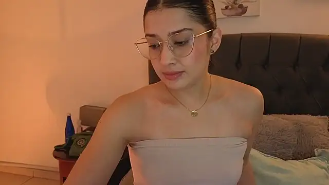 Emma Lombardi online show from December 2025 01:06:01 PM