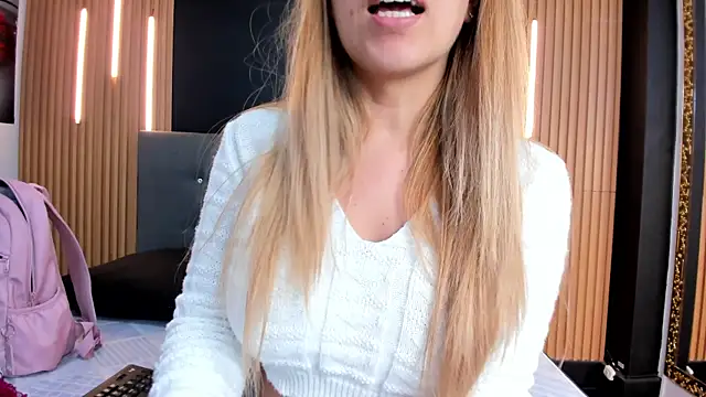 Snapshot of EvaaLovia1 chatting on May 2026 01:27:01 PM EvaaLovia1 online show from May 2026 01:27:01 PM