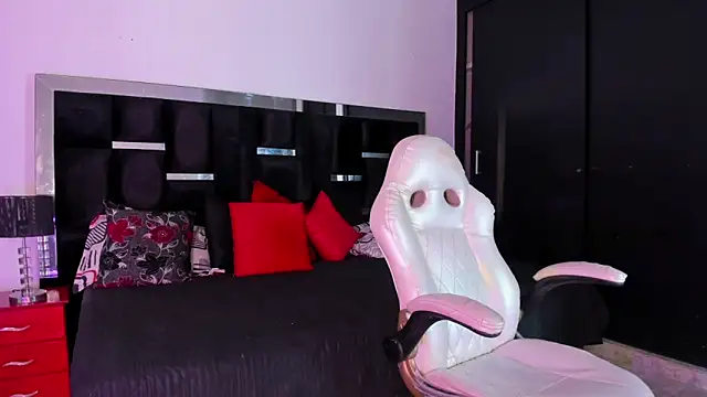 Tasha Sant online show from October 2025 08:32:01 PM