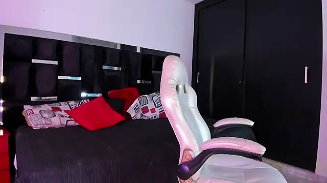 Tasha Sant online show from November 2025 08:19:01 PM