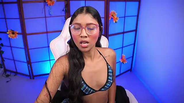 Snapshot of small_emilie chatting on October 2025 01:18:01 PM small emilie online show from October 2025 01:18:01 PM