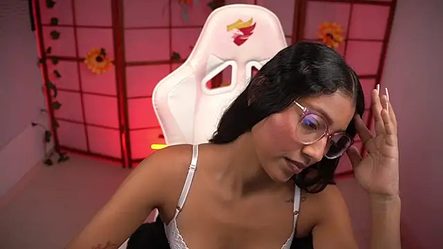 Snapshot of small_emilie chatting on October 2025 03:01:01 PM small emilie online show from October 2025 03:01:01 PM