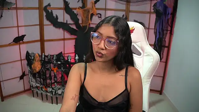 Snapshot of small_emilie chatting on October 2025 01:12:01 PM small emilie online show from October 2025 01:12:01 PM