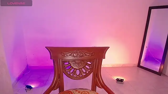 Snapshot of DIANEE_01 chatting on October 2025 01:04:02 AM DIANEE 01 online show from October 2025 01:04:02 AM