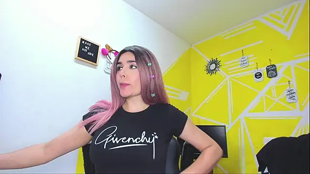 Snapshot of Nikolle_Rouss chatting on February 2026 06:17:01 AM Nikolle Rouss online show from February 2026 06:17:01 AM