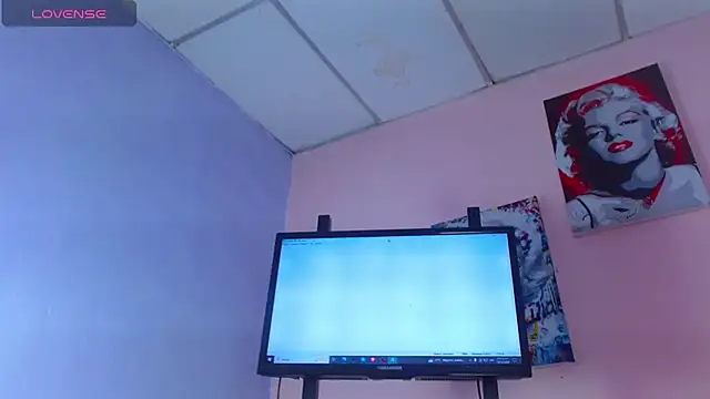 Snapshot of Vahiolet_smith chatting on December 2024 08:26:02 PM Vahiolet smith online show from December 2024 08:26:02 PM