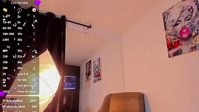 Snapshot of Vahiolet_smith chatting on January 2025 10:10:01 PM Vahiolet smith online show from January 2025 10:10:01 PM