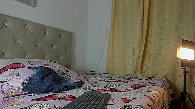 Snapshot of Vahiolet_smith chatting on September 2025 03:17:01 AM Vahiolet smith online show from September 2025 03:17:01 AM