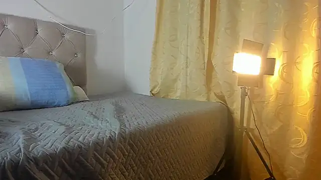 Snapshot of Vahiolet_smith chatting on September 2025 03:28:01 AM Vahiolet smith online show from September 2025 03:28:01 AM