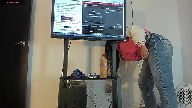 Snapshot of Vahiolet_smith chatting on October 2025 02:01:02 AM Vahiolet smith online show from October 2025 02:01:02 AM