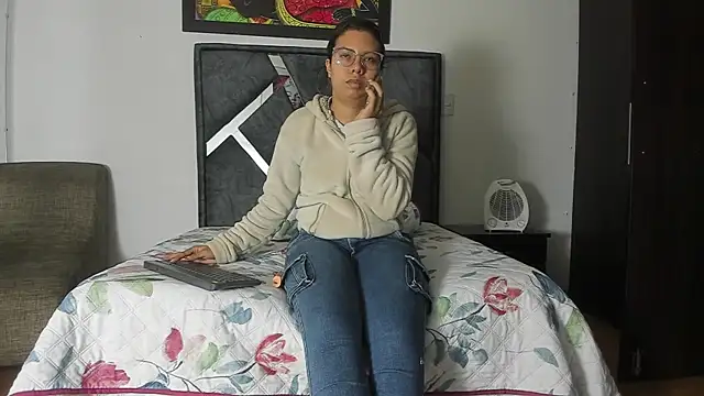 Snapshot of Vahiolet_smith chatting on October 2025 02:57:02 AM Vahiolet smith online show from October 2025 02:57:02 AM