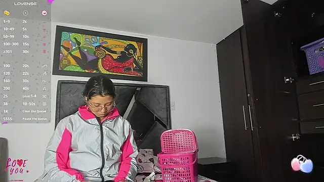 Snapshot of Vahiolet_smith chatting on November 2025 03:28:02 AM Vahiolet smith online show from November 2025 03:28:02 AM