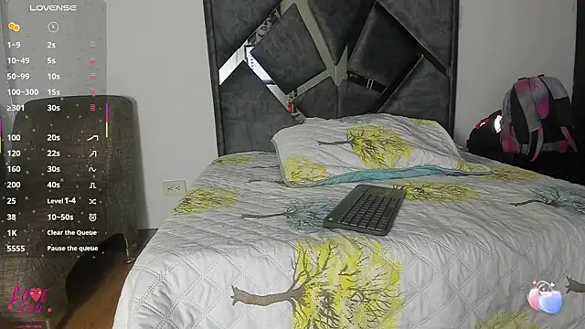 Snapshot of Vahiolet_smith chatting on November 2025 03:28:01 AM Vahiolet smith online show from November 2025 03:28:01 AM