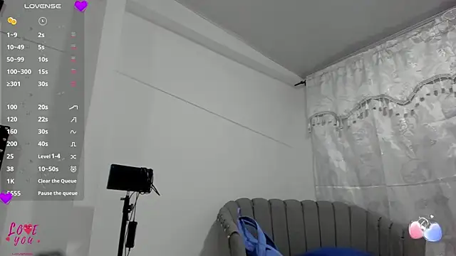 Snapshot of Vahiolet_smith chatting on December 2025 03:56:01 AM Vahiolet smith online show from December 2025 03:56:01 AM