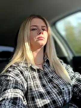 Snapshot of Love_Bri chatting on October 2025 10:33:01 AM Love Bri online show from October 2025 10:33:01 AM