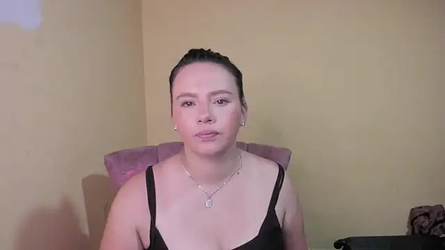 Snapshot of lauraguzman chatting on June 2026 02:58:01 AM lauraguzman online show from June 2026 02:58:01 AM