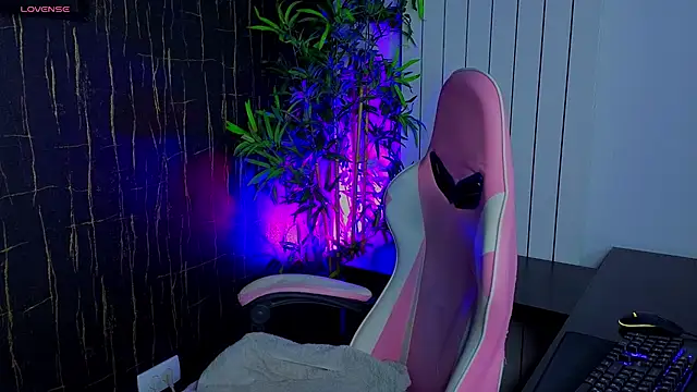 AlyseReuse online show from November 2025 07:02:02 PM