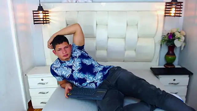 Snapshot of Loony_Zion chatting on November 2025 07:05:02 PM Loony Zion online show from November 2025 07:05:02 PM