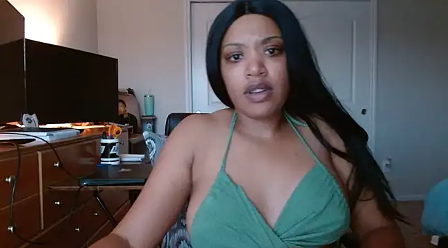 Snapshot of thekelliecapri chatting on December 2024 11:24:01 PM thekelliecapri online show from December 2024 11:24:01 PM