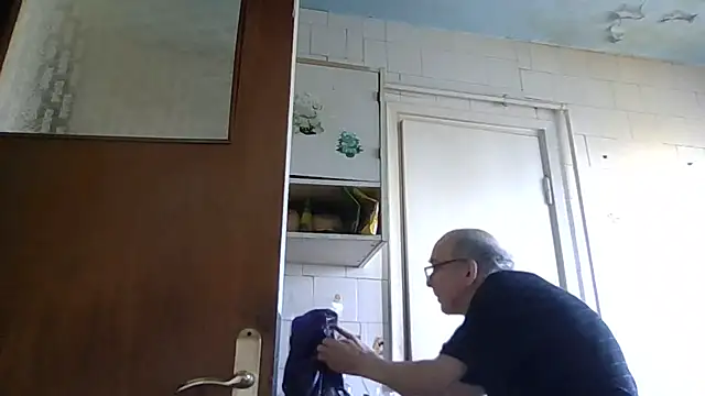 Snapshot of mariusica1@xh chatting on April 2026 01:41:02 PM mariusica1xh online show from April 2026 01:41:02 PM
