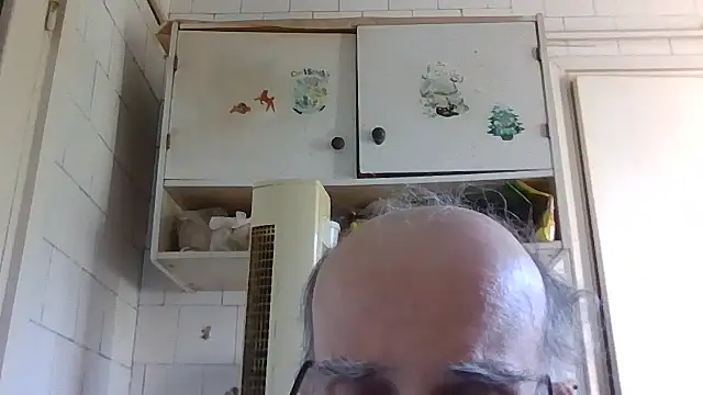Snapshot of mariusica1@xh chatting on May 2026 02:43:01 PM mariusica1xh online show from May 2026 02:43:01 PM