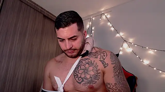 Snapshot of thomas_gun chatting on December 2024 05:33:02 PM thomas gun online show from December 2024 05:33:02 PM