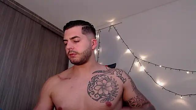 Snapshot of thomas_gun chatting on December 2024 03:33:02 PM thomas gun online show from December 2024 03:33:02 PM