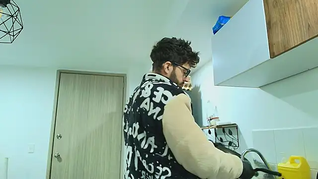 Snapshot of thomas_gun chatting on February 2026 01:14:01 AM thomas gun online show from February 2026 01:14:01 AM