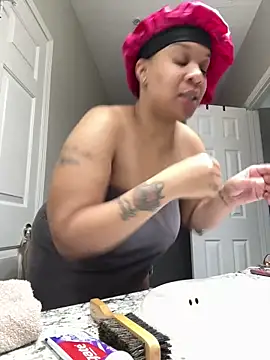 Snapshot of SexyHoneyRedd chatting on January 2025 11:38:02 AM SexyHoneyRedd online show from January 2025 11:38:02 AM