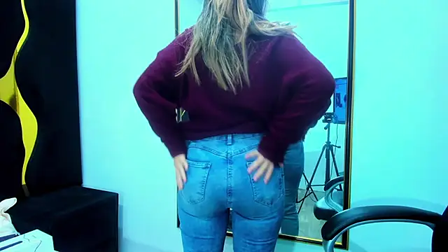 GiaRoussel online show from December 2025 04:36:01 PM