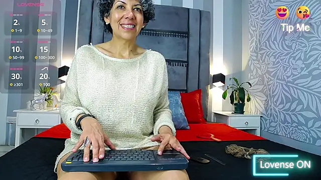 Julianewell online show from February 2025 12:11:01 PM