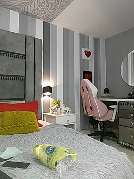 Julianewell online show from November 2025 12:16:01 PM