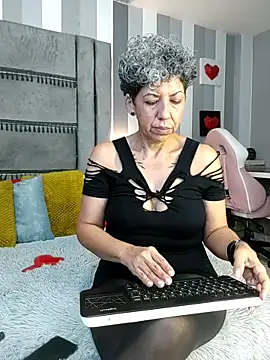 Julianewell online show from December 2025 12:20:01 PM