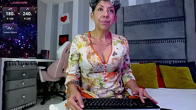 Snapshot of Julianewell chatting on June 2026 12:27:02 PM Julianewell online show from June 2026 12:27:02 PM