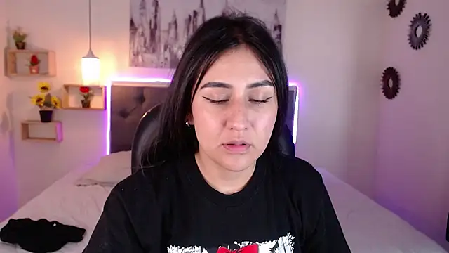 mia aira online show from December 2024 08:37:01 PM