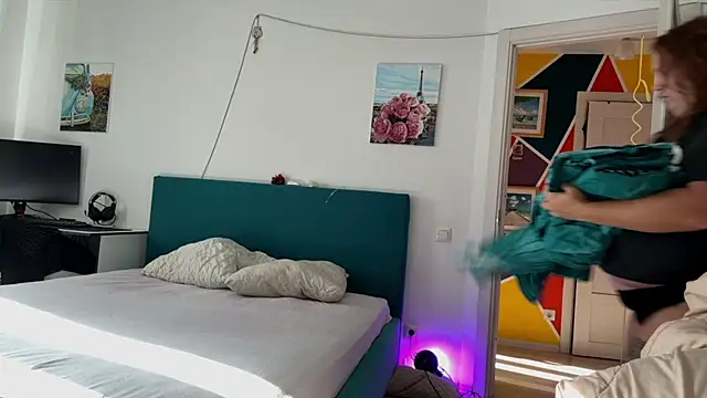 courteous raspberrry online show from September 2025 12:42:02 PM