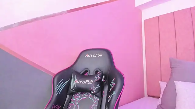 Snapshot of lilith_noahh chatting on January 2025 06:36:02 AM lilith noahh online show from January 2025 06:36:02 AM