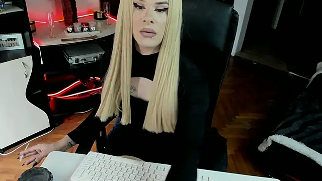 Snapshot of EvelynLexy chatting on November 2025 11:31:02 AM EvelynLexy online show from November 2025 11:31:02 AM