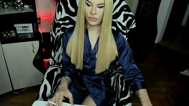 Snapshot of EvelynLexy chatting on November 2025 09:41:02 PM EvelynLexy online show from November 2025 09:41:02 PM