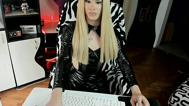 Snapshot of EvelynLexy chatting on November 2025 08:39:02 AM EvelynLexy online show from November 2025 08:39:02 AM