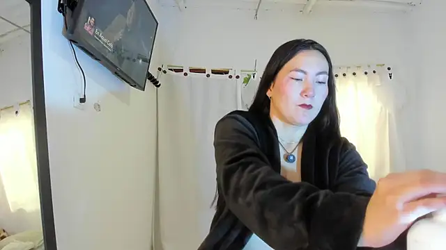 Elle Lee  online show from October 2025 02:47:01 PM